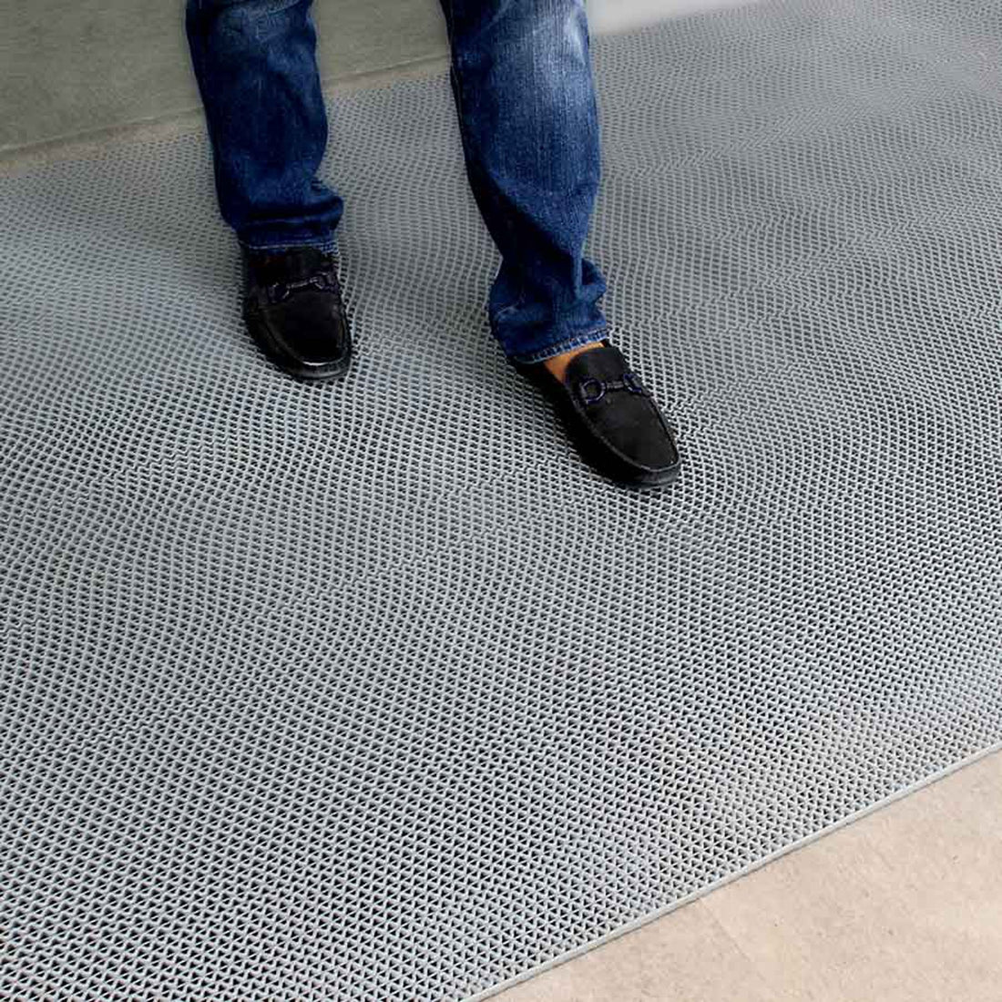 2050 X-Lerator Zig-Zag vinyl entrance scraper mat in gray